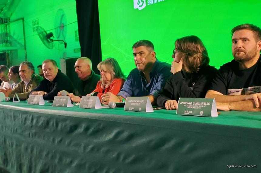 En la mesa Vera Pedehont�a Garay Labegorra Bensus�n Zalabardo y Curciarello