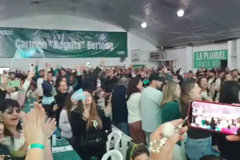 En la mesa Vera Pedehont�a Garay Labegorra Bensus�n Zalabardo y Curciarello