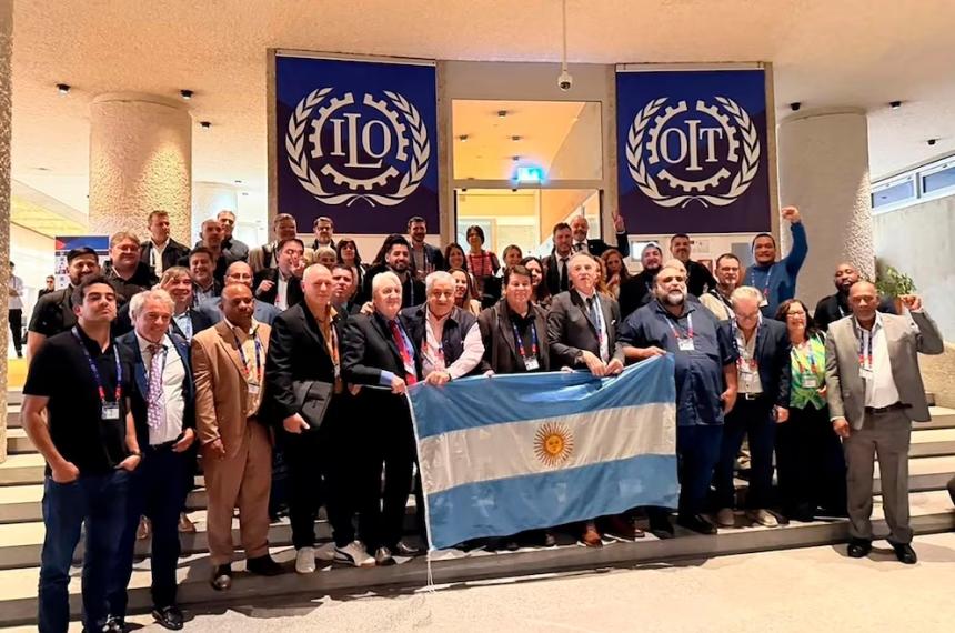 La delegación de la CGT argentina posa con la bandera nacional en la conferencia anual de la Organización Internacional del Trabajo (OIT) destacando su participación en el evento global