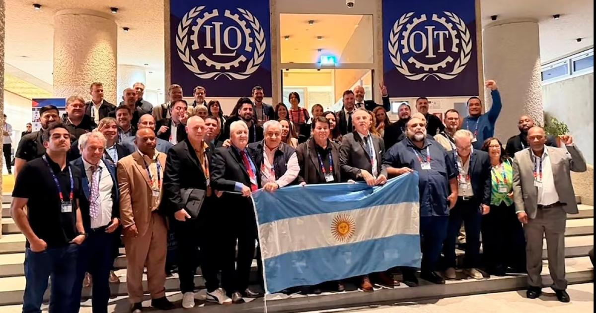 La delegación de la CGT argentina posa con la bandera nacional en la conferencia anual de la Organización Internacional del Trabajo (OIT) destacando su participación en el evento global