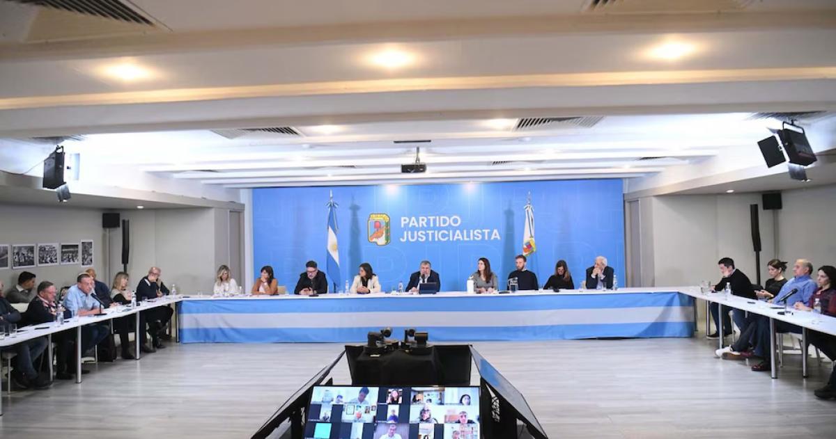 José Mayans encabezando una reunión de dirigentes del Partido Justicialista