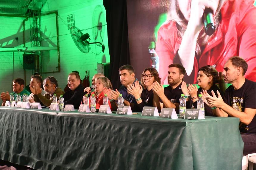 En la mesa Vera Pedehont�a Garay Labegorra Bensus�n Zalabardo y Curciarello