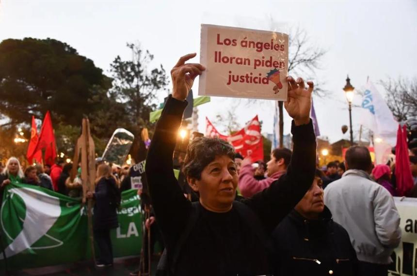 El reclamo contra los femicidios se hizo sentir en Santa Rosa