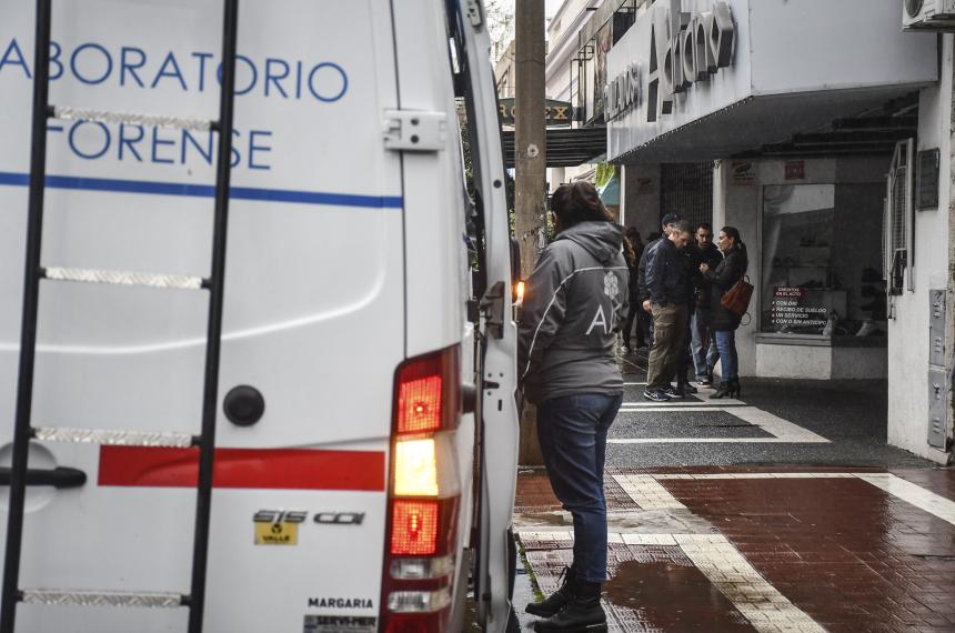 La Policía en las diligencias realizadas pasado el mediodía en la joyería de Horacio R Bustos