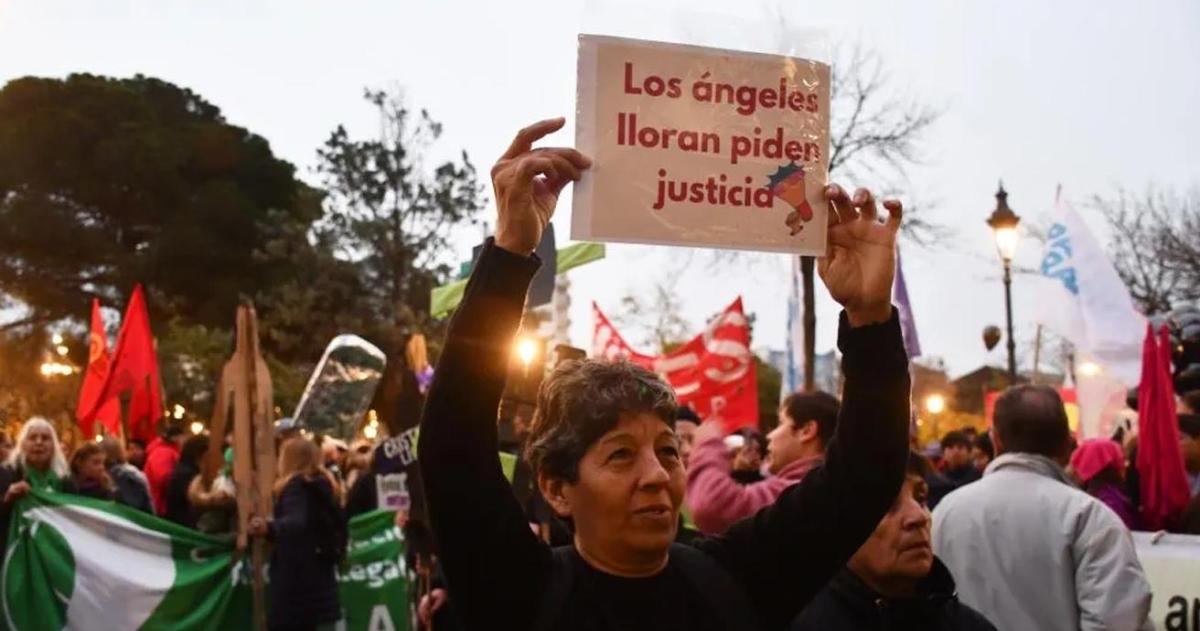 El reclamo contra los femicidios se hizo sentir en Santa Rosa
