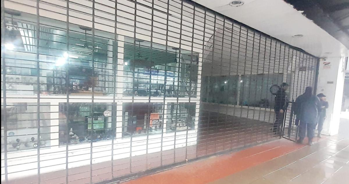 La Policía en las diligencias realizadas pasado el mediodía en la joyería de Horacio R Bustos