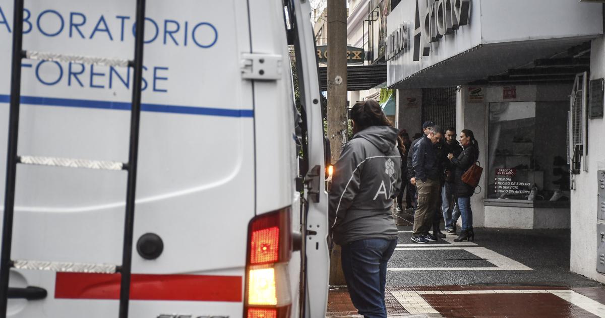 La Policía en las diligencias realizadas pasado el mediodía en la joyería de Horacio R Bustos