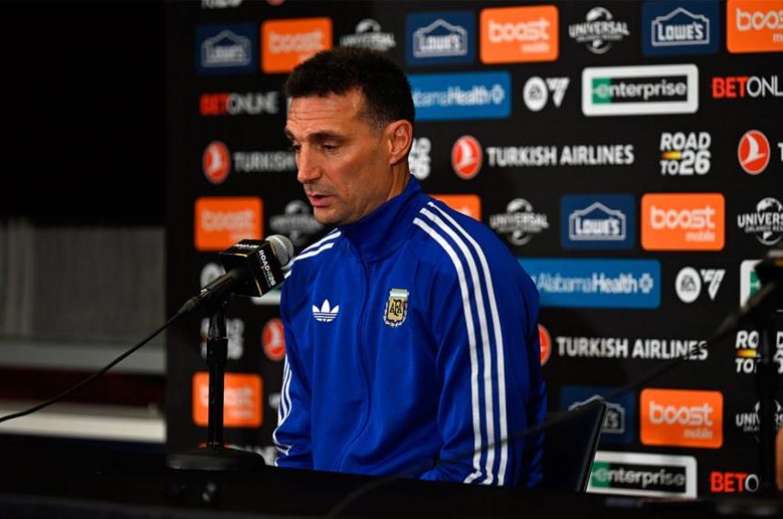 Lionel Scaloni durante la conferencia de prensa previa al amistoso ante Islandia donde confirmó la presencia de Lionel Messi y actualizó la situación física de varios jugadores de la Selección Argentina