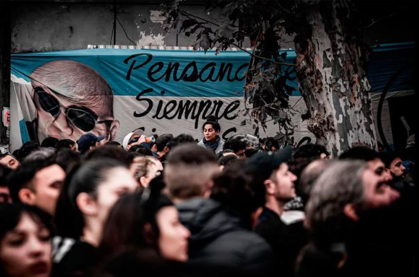 Fan�ticos del Indio Solari lo recuerdan en medio del duelo que atraviesa el rock nacional tras la muerte de una de las figuras m�s influyentes de la cultura popular argentina