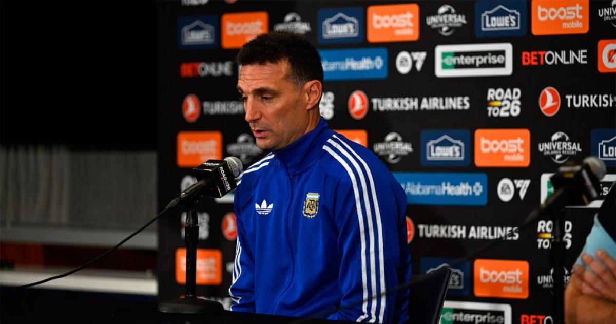 Lionel Scaloni durante la conferencia de prensa previa al amistoso ante Islandia donde confirmó la presencia de Lionel Messi y actualizó la situación física de varios jugadores de la Selección Argentina