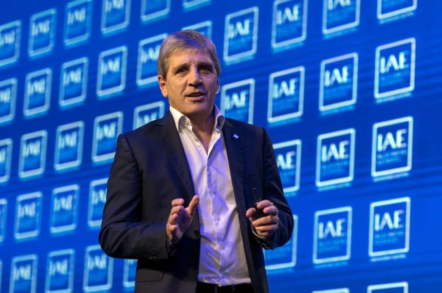 El ministro de Economía Luis Caputo defendió el rumbo económico en un evento del IAE Business School