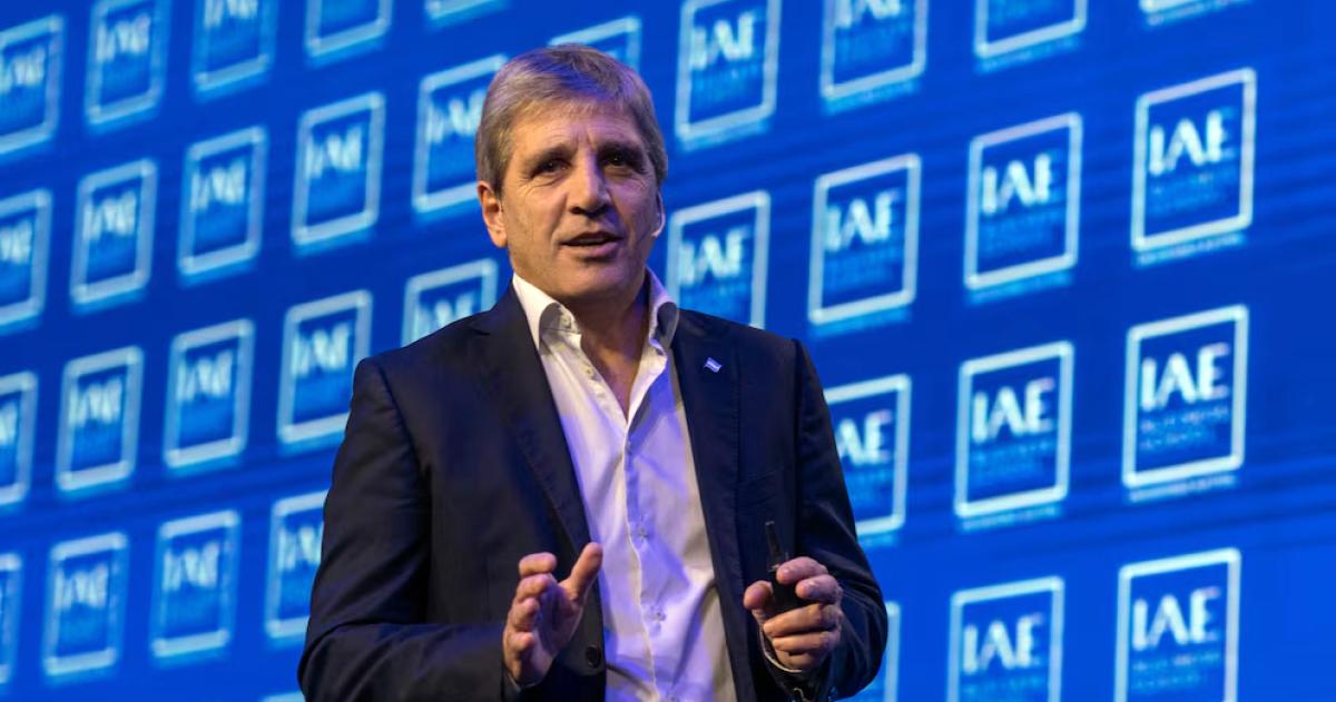 El ministro de Economía Luis Caputo defendió el rumbo económico en un evento del IAE Business School