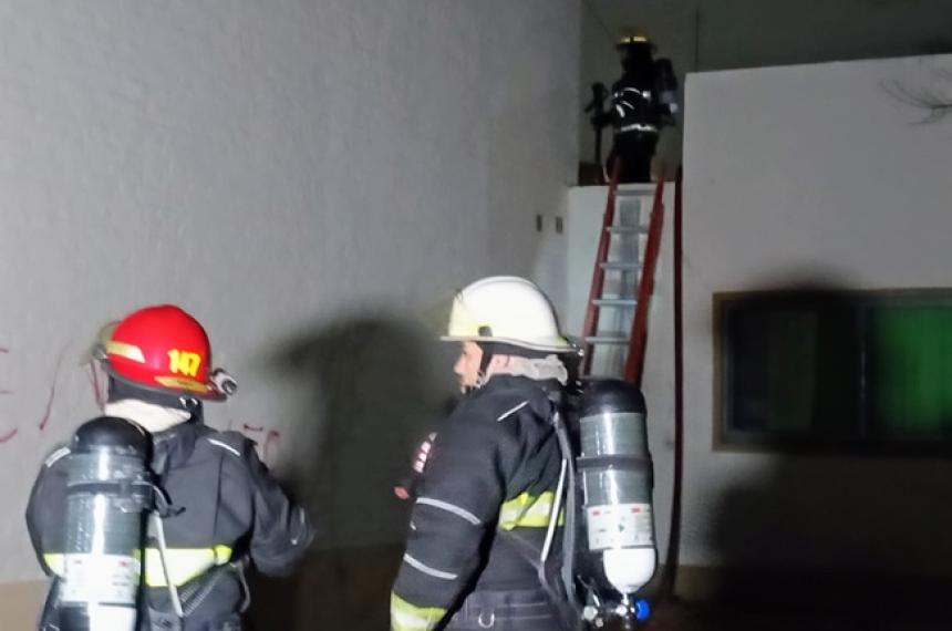 Los bomberos y los vecinos logaron contener el foco