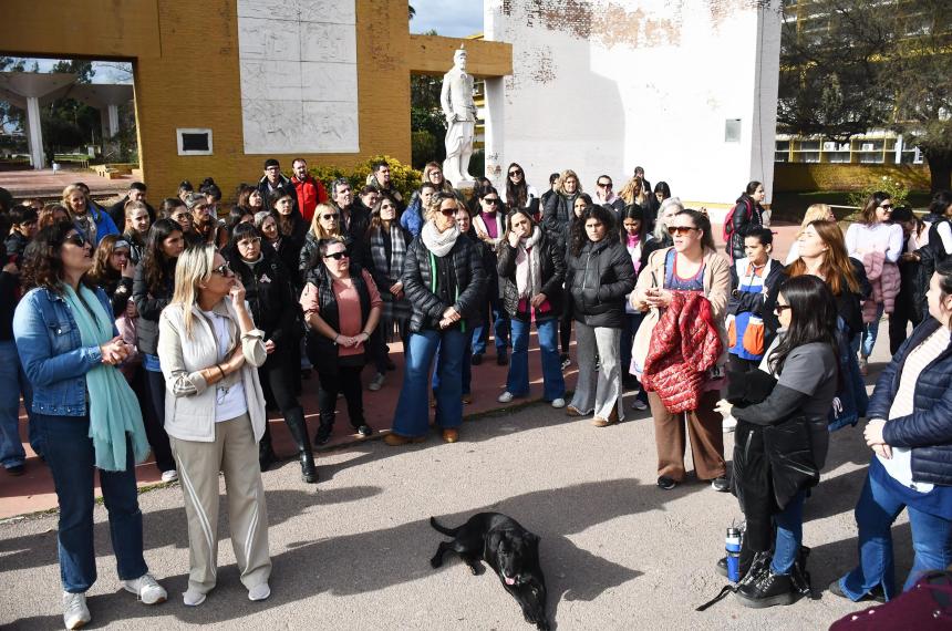 El grupo de docentes y profesionales protestó en el ingreso a Casa deGobierno