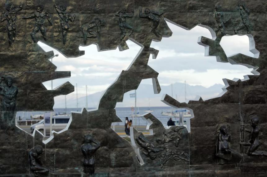FotografÃa de archivo en la que se registró un monumento con el mapa de las Islas Malvinas