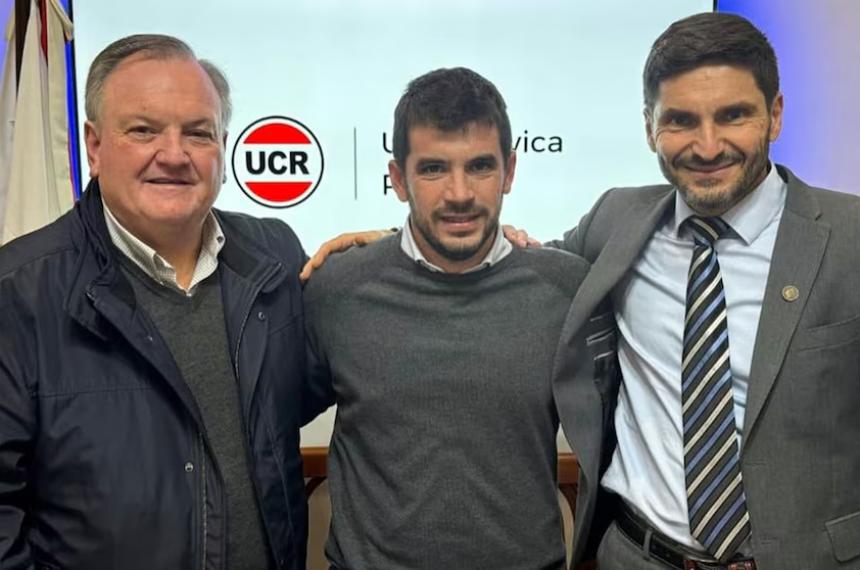 De izquierda a derecha- Felipe Michlig Leonel Chiarella y Maximiliano Pullaro en un evento partidario