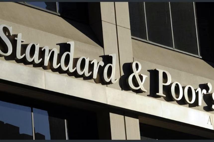 Standard  Poors mejoró la perspectiva crediticia de la Argentina