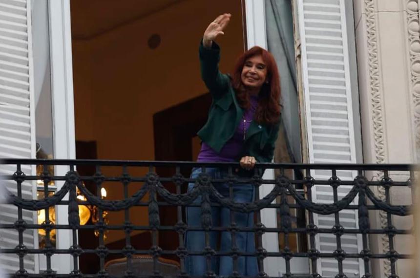 Cristina volvioacute al balcoacuten y recibioacute una nueva muestra de apoyo de la militancia a un antildeo de la condena