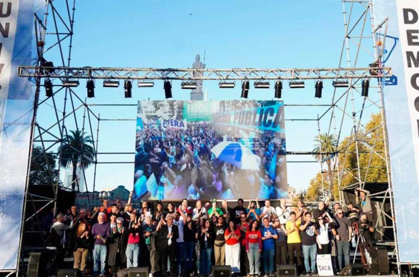 Despueacutes de tres antildeos de conflicto el Gobierno y las universidades sellaron un acuerdo salarial y presupuestario