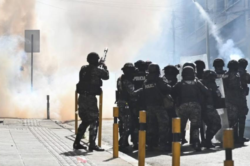 Manifestantes y fuerzas de seguridad volvieron a enfrentarse en el centro de La Paz durante una jornada marcada por barricadas gases lacrimógenos y reclamos contra el Gobierno de Rodrigo Paz en medio de una profunda crisis política y económica