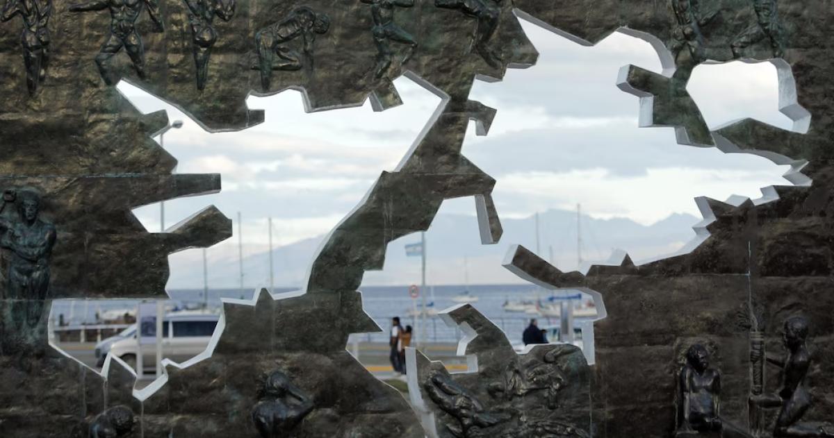 Fotografía de archivo en la que se registró un monumento con el mapa de las Islas Malvinas