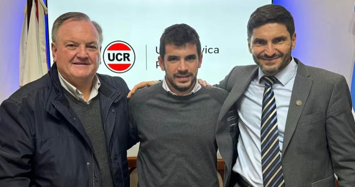 De izquierda a derecha- Felipe Michlig Leonel Chiarella y Maximiliano Pullaro en un evento partidario