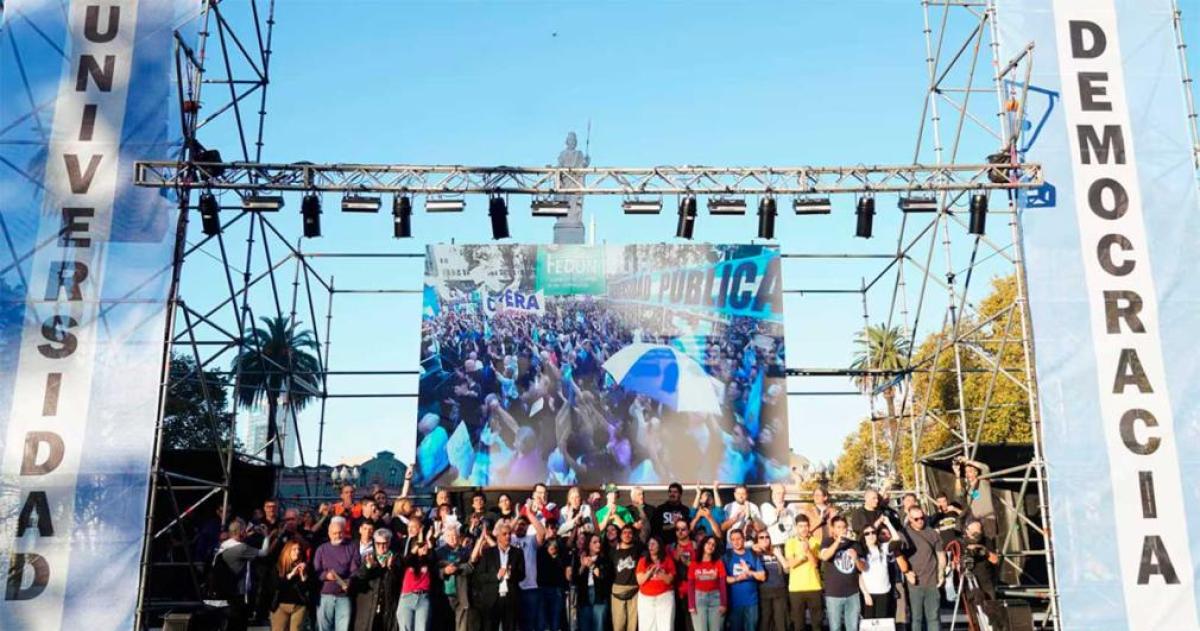 Despueacutes de tres antildeos de conflicto el Gobierno y las universidades sellaron un acuerdo salarial y presupuestario