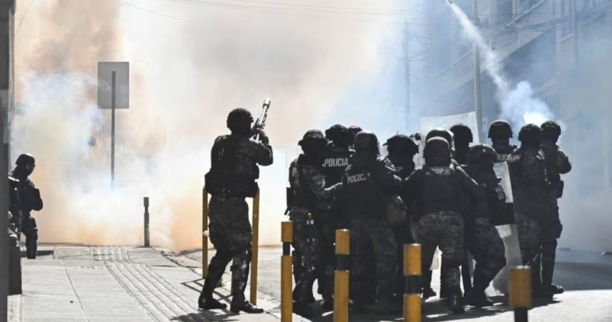 Manifestantes y fuerzas de seguridad volvieron a enfrentarse en el centro de La Paz durante una jornada marcada por barricadas gases lacrimógenos y reclamos contra el Gobierno de Rodrigo Paz en medio de una profunda crisis política y económica