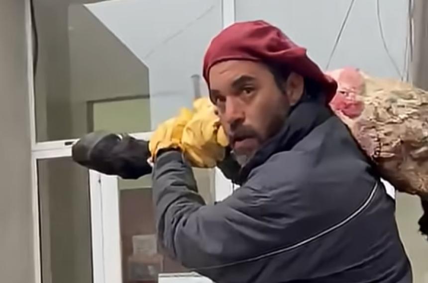 Hern�n Carabajales llevó parte del animal que le faenaron a la Municipalidad achense
