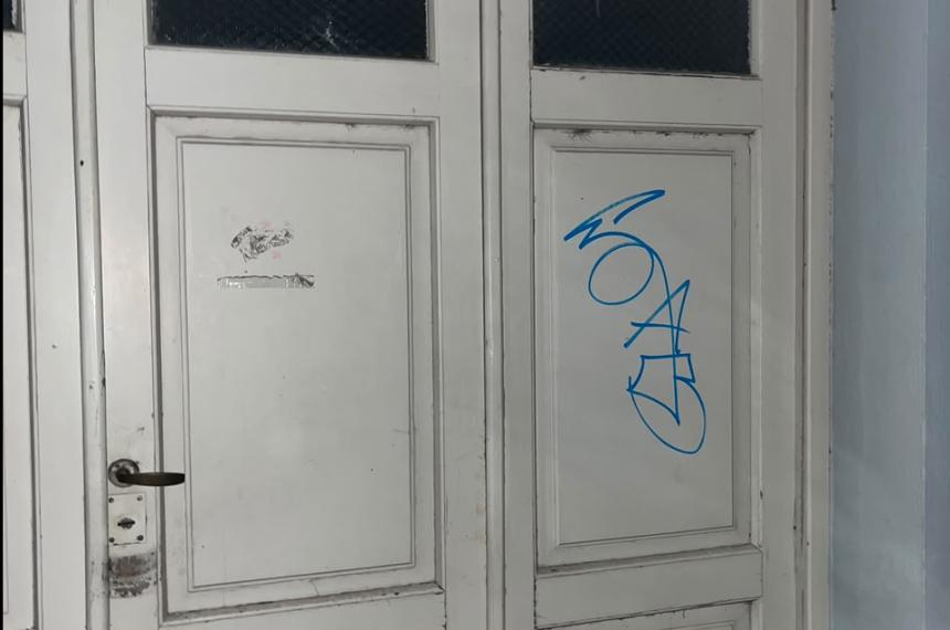La puerta donde habían empezado a realizar la pintada