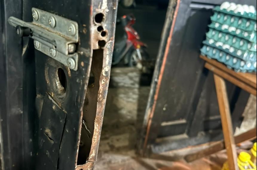 La cerradura del comercio fue destruída y el picaporte descartado en la vereda