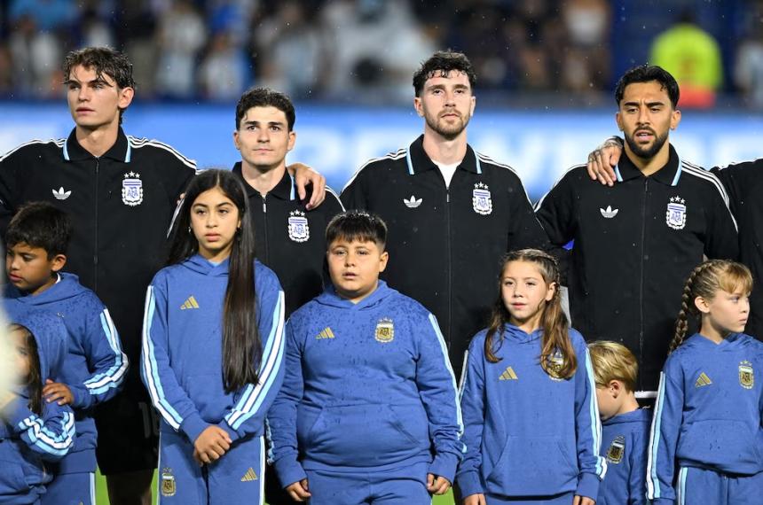 Marcos Senesi junto con Nico Paz Juli�n Álvarez y Nico Gonz�lez durante el amistoso de Argentina contra Mauritania en la Bombonera antes del Mundial