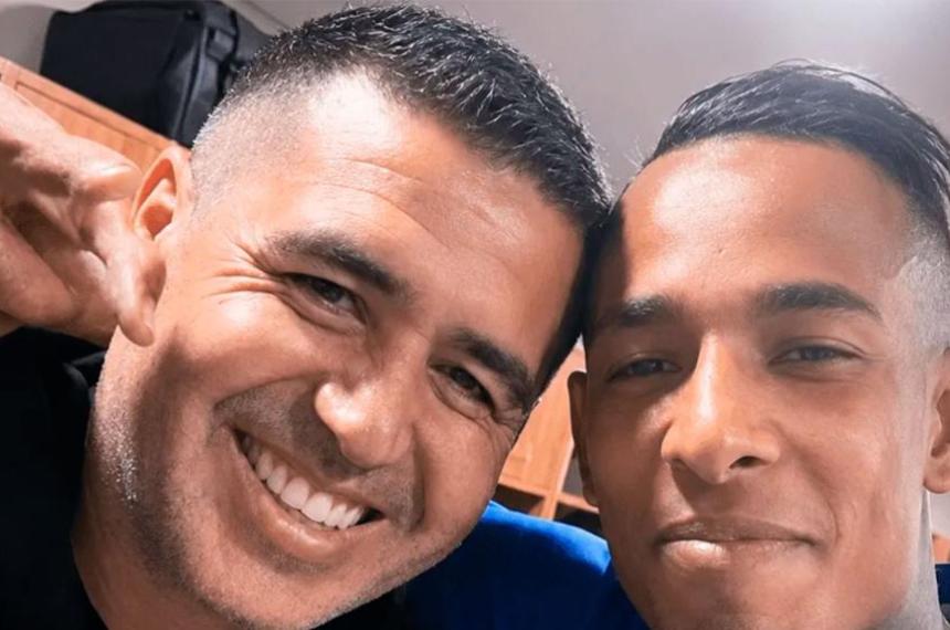 Juan Rom�n Riquelme inició contactos formales con Daniel Vila para negociar el regreso de Sebasti�n Villa a Boca en una operación que genera expectativa deportiva y opiniones divididas entre los hinchas xeneizes