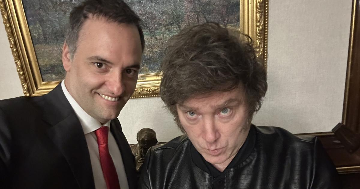 El cuestionado Jefe de Gabinete junto al presidente Milei