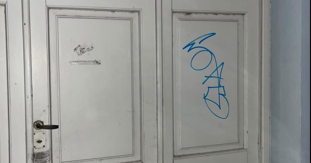 La puerta donde habían empezado a realizar la pintada