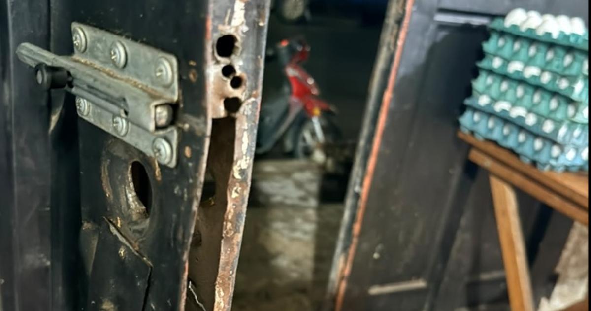 La cerradura del comercio fue destruída y el picaporte descartado en la vereda