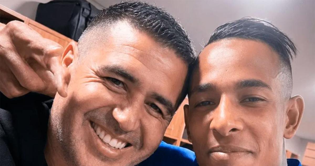 Juan Rom�n Riquelme inició contactos formales con Daniel Vila para negociar el regreso de Sebasti�n Villa a Boca en una operación que genera expectativa deportiva y opiniones divididas entre los hinchas xeneizes