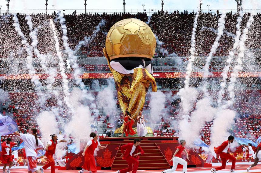 Artistas participan frente a una representación inspirada en el trofeo de la Copa del Mundo durante la segunda ceremonia inaugural del Mundial 2026