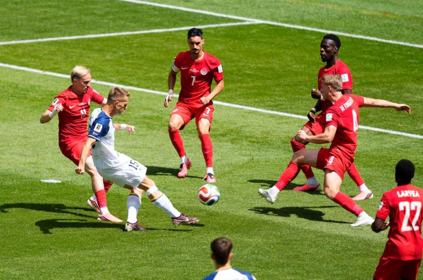 Bosnia intenta exprimir las jugadas a pelota parada
