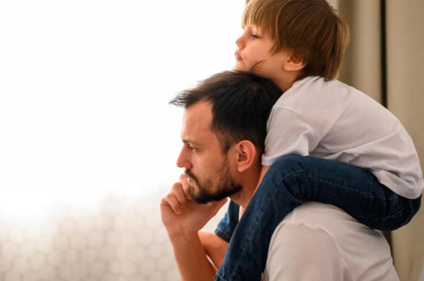 La psicologiacutea puso la lupa sobre los padres solteros- queacute factores impactan en su felicidad