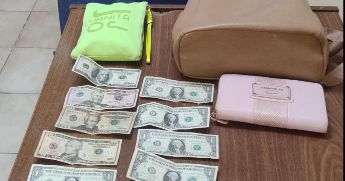 El dinero y las pertenencias recuperadas por la policía