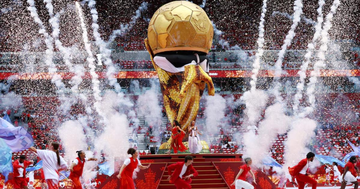 Artistas participan frente a una representación inspirada en el trofeo de la Copa del Mundo durante la segunda ceremonia inaugural del Mundial 2026