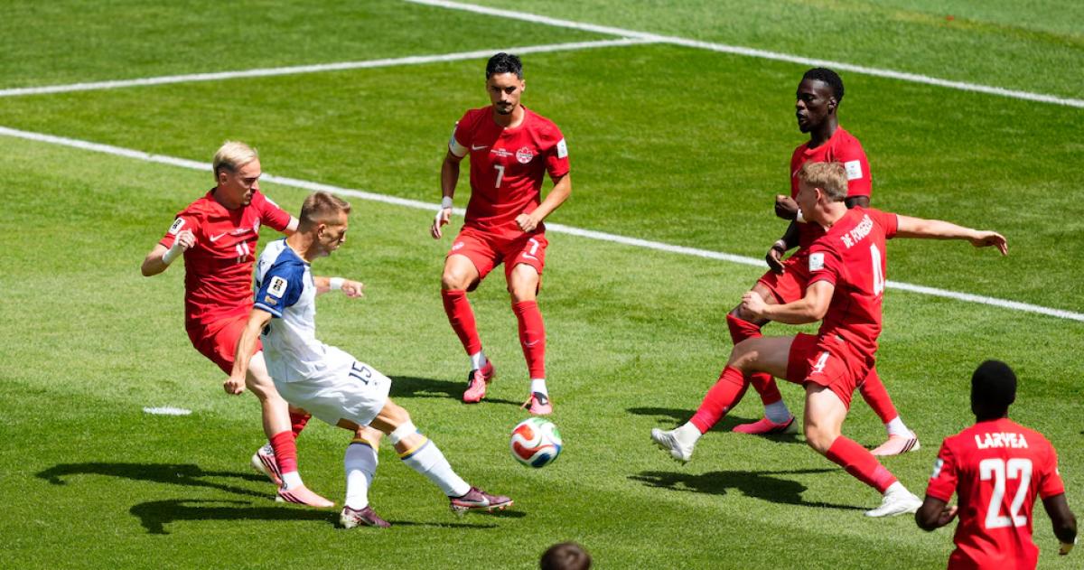 Bosnia intenta exprimir las jugadas a pelota parada