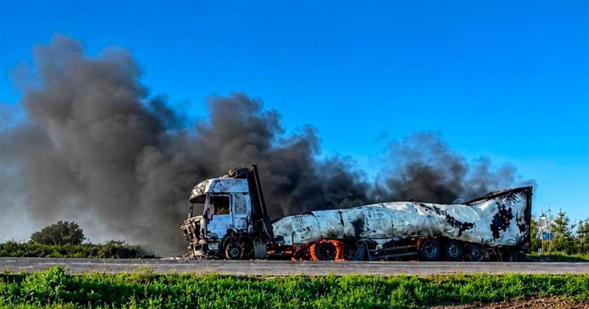 Largas filas en estaciones de servicio racionamiento de combustible y cancelaciones turísticas reflejan el impacto de los ataques ucranianos sobre la infraestructura logística de Crimea una región estratégica para Rusia en el Mar Negro