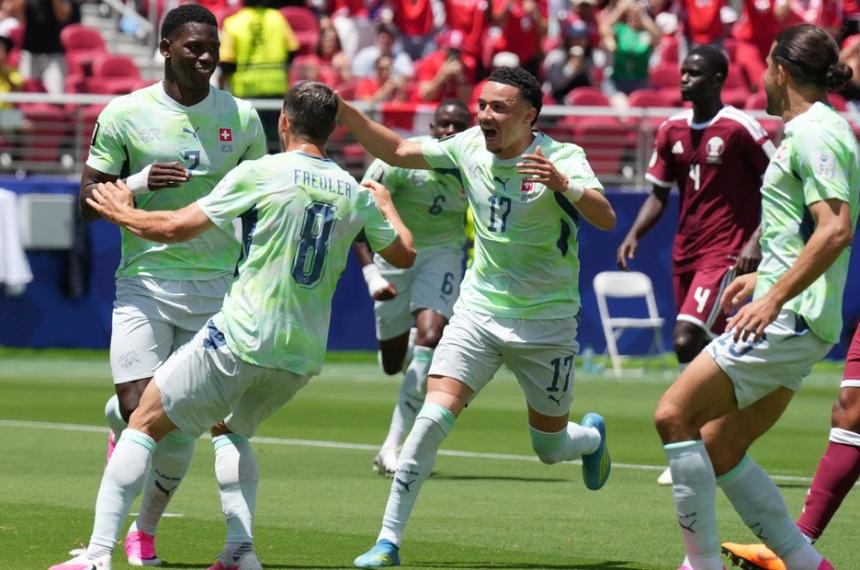 Breel Embolo festeja su gol de penal en Suiza-Qatar