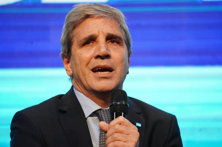 Luis Caputo lidia con los vencimientos de deuda y las tasas de interés