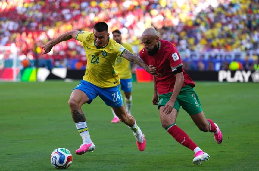 Noussair Mazraoui presiona a Roger Ib�ñez