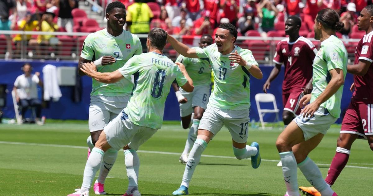 Breel Embolo festeja su gol de penal en Suiza-Qatar