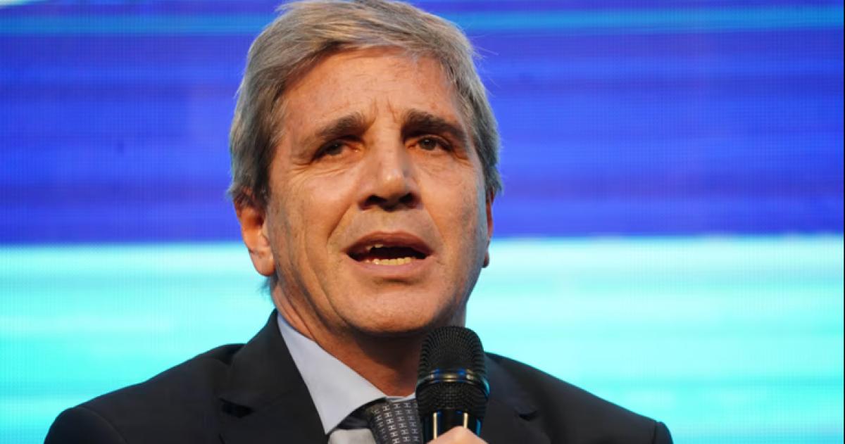 Luis Caputo lidia con los vencimientos de deuda y las tasas de interés