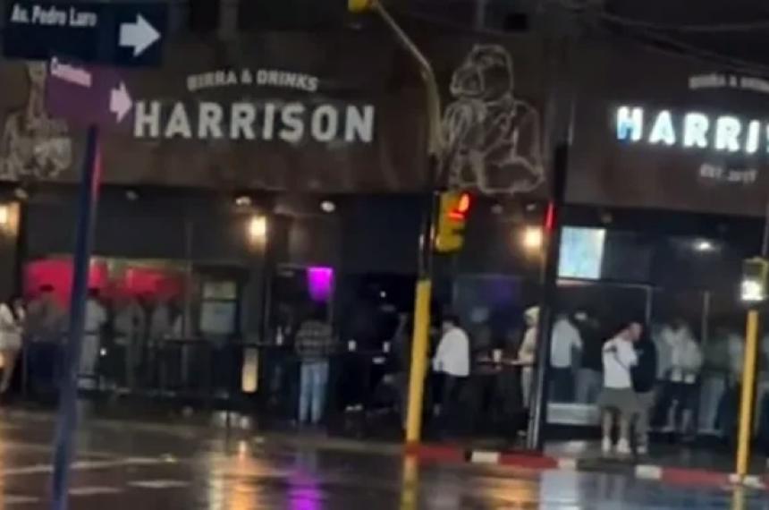 La mujer fue trasladada del bar a la Seccional Primera